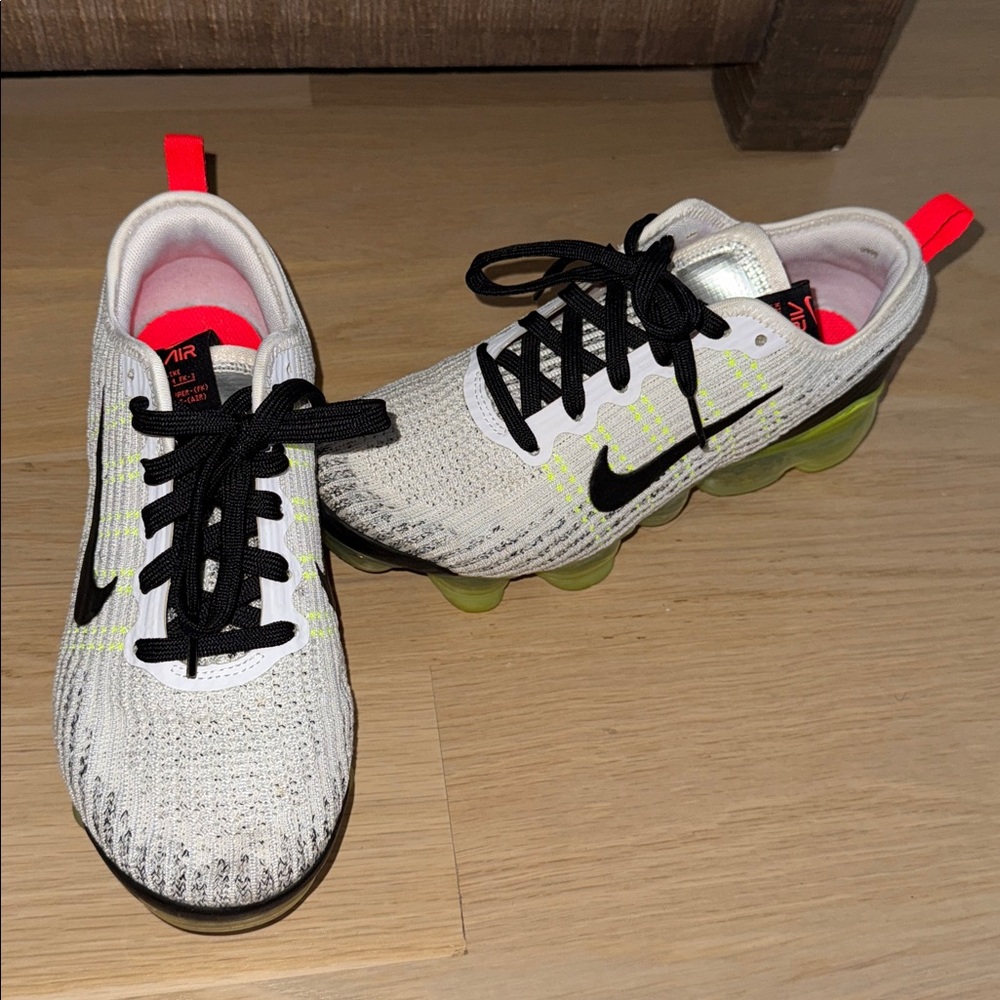 Nike Vapormax flyknit sneakers White and Neon